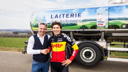 Laiterie des Ardennes, vertegenwoordigd door Louis Ska (links), start een samenwerking met Arnaud de Lie (rechts), de Belgisch kampioen wielrennen op de weg.