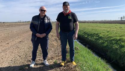 Antoon Vaesen (links) uit Bree vraagt een gedegen overleg met de landbouwsector en met grondeigenaren. Roger Indekeu (rechts), landbouwer uit Oudsbergen, riskeert een boete omdat hij vlak naast de beek staat op zijn eigen grond.