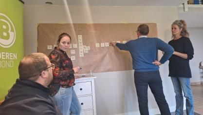 De LEAN Brown Paper-oefening op Klaverhof Agten. In deze oefening wordt een bedrijfsproces visueel in kaart gebracht en wordt aangegeven waar de grootste uitdagingen en knelpunten zitten.