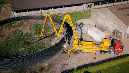 De nieuwste mestmixer, die loonbedrijf Gebroeders Verkooyen samen met De Buf Hydrauliek ontwikkelde, in actie.