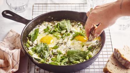 Groene shakshuka met spinazie, lente-uitjes, munt en yoghurt 03