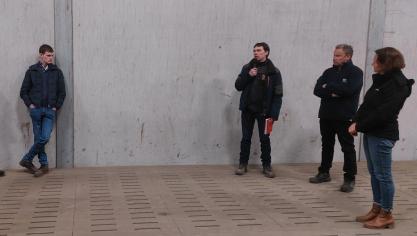 Zowel de landbouwer (l) als de partners betrokken bij het bouwproject gaven duiding bij de gebruikte technieken om aardappelen en uien te bewaren.