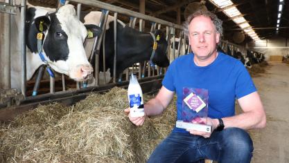 De Nederlandse melkveehouder Matthijs Baan won 2 eerste prijzen van de World Dairy Innovation Awards voor zijn product ElkeMelk.