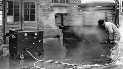 Het allereerste reinigingsapparaat van Kärcher: de eerste Europese KW 350-warmwater-hogedrukreiniger uit 1950.