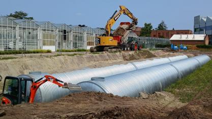 De installatie van de ondergrondse wateropslag bij PTS Mechelen.