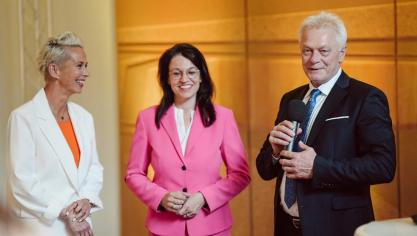 De nieuwe Duitse minister van Landbouw Alois Rainer (rechts) met zijn 2 parlementaire staatssecretarissen Silvia Breher (links) en Martina Englhardt-Kopf (midden).