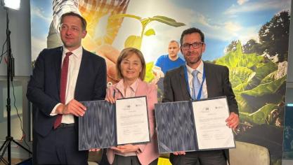 Europees commissaris Christophe Hansen (links) was aanwezig bij de ondertekening door Gelsomina Vigliotti (midden) van de EIB en Cédric Glorieux (rechts) van BPCE.