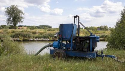Voor 4 waterlopen in West-Vlaanderen geldt met onmiddelijke ingang een tijdelijk verbod om water op te pompen.