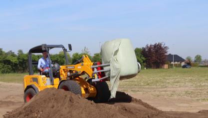 De Knikmops KM350 is een compacte wiellader van 3,6 ton.