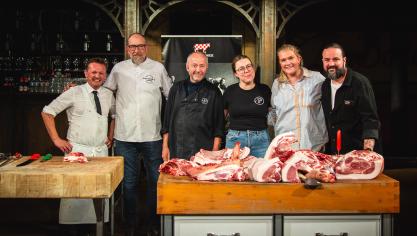 Het culinair evenement Vleesch – met deelname van meester-slagers Hendrik Dierendonck en Luc De Laet (links op de foto) – bracht een ode aan het slagersambacht.