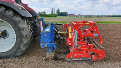 Ondiepe voorbewerkingen, gecombineerd met een diepe niet-kerende bodembewerking (in 1 werkgang met de rotoreg) kort voor het zaaien of planten houdt meer vocht in de bouwvoor.