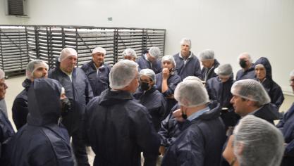 De Landsbond Pluimvee organiseerde op 23 mei opnieuw zijn pluimveetour waarbij parlementsleden en medewerkers van de commissies Dierenwelzijn, Omgeving en Landbouw werden uitgenodigd op 4 verschillende Vlaamse pluimveebedrijven.