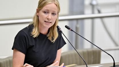 Vlaams minister van Klimaat Melissa Depraetere (Vooruit) zoekt maatregelen om de stikstofuitstoot te verminderen, zowel in mobiliteit als in landbouw.