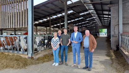 Minister Brouns samen met 3 generaties landbouwers onder een asbestveilig dak.