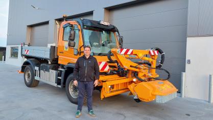 Antoine Theijs, brandmanager voor Unimog in België, bij een voertuig dat recent aan een gemeente is uitgeleverd.