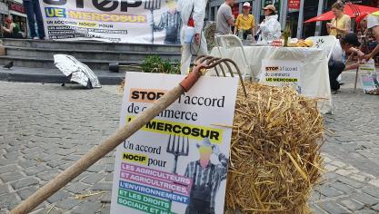 Aan het Europees Parlement in Brussel hebben vakbonden en ngo