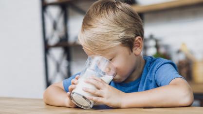 Zelfs bij kinderen tussen 3-9 jaar, bij wie de zuivelconsumptie nog het hoogst is (204 g/dag), worden de minimumaanbevelingen niet gehaald.