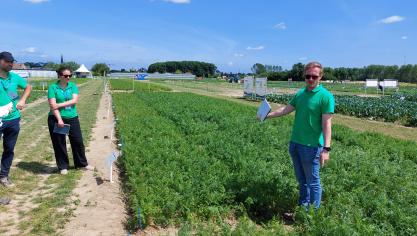 (V.l.n.r.) David Dermaut,  Maud Buggenhout en Fons Medaer  gaven toelichting op het proefplatform van Certis Belchim.