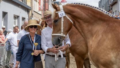 De tweejarige merrie Dora de la Heutte, met fokker en eigenaar Marc Mahieu, werd verkozen tot Dagkampioen 2025.