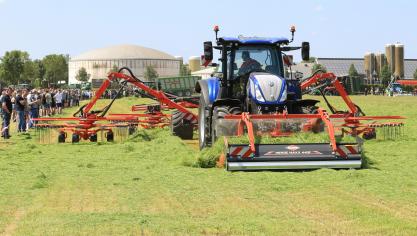 De Grasdag was opnieuw een succes. Hier de Kuhn-hark-combinatie aan het werk.