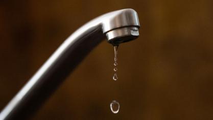 Kraantjes- en flessenwater is drinkbaar, maar niet helemaal vrij van pesticiden en PFAS. Dat stelt consumentenorganisatie Testaankoop.