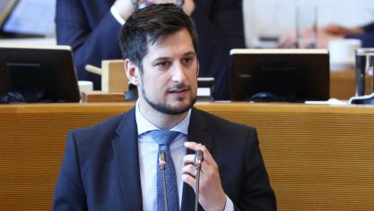Het voorstel van de Europese Commissie voor de meerjarenbegroting voor de periode 2028-2034 bevat een onaanvaardbare verlaging van het landbouwbudget, zegt Waals minister-president Adrien Dolimont (MR) in een reactie.