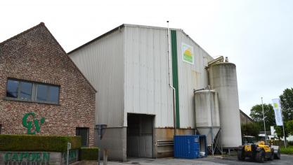 De productie zat oorspronkelijk in Reningelst en verhuisde na de overname naar de site van Cibus in Poperinge.