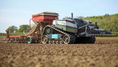 De AgXeed-robottractor kan met bestaande werktuigen aan de slag.