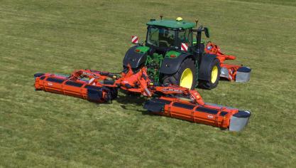 De GMD 9530 RV heeft achteraan vijzels gekregen  die het gewas op zwad kunnen afleggen.