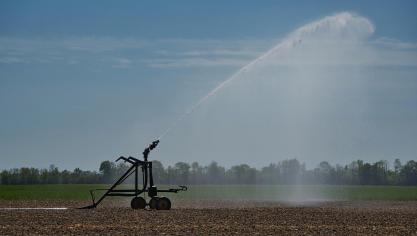 De gouverneur van Oost-Vlaanderen breidthet bestaande tijdelijke onttrekkingsverbod voor de onbevaarbare waterlopen en publieke grachten opnieuw uit.