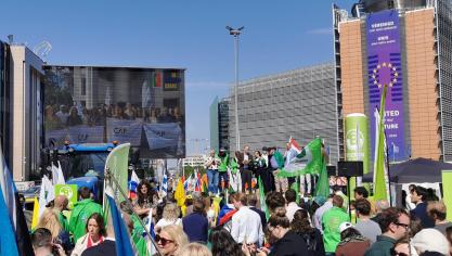 Koepelorganisatie Copa-Cogeca eist dat de Commissie blijft onderhandelen met de VS voor een verlaging van de tarieven op belangrijke landbouwexporten, zoals wijn en sterke dranken.