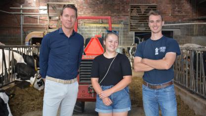 Vlaams minister van Landbouw Jo Brouns, Lio Bollen en haar vriend Robben Meyers in de melkveestal.