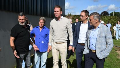 Jos Van Snick (links) leidt Oost-Vlaams gedeputeerde Joke Schauvliege, minister Jo Brouns, Vlaams parlementslid Stijn De Roo en Boerenbondvoorzitter Lode Ceyssens rond op zijn bedrijf.
