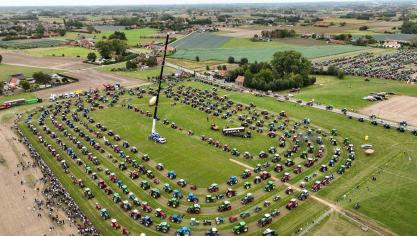 Met 1.318 tractoren in 1 onafgebroken colonne werd het Canadese record van 1.231 voertuigen overtuigend gebroken.