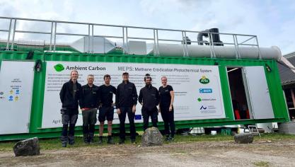 Een deel van het onderzoeksteam van Ambient Carbon bij de container met de installatie op de testlocatie.