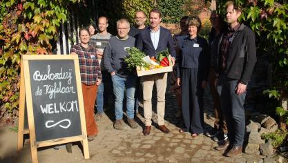 Vlaams minister van Landbouw Jo Brouns (centraal, met groenten) ging op biobedrijf De Kijfelaar in Noorderwijk in gesprek met 4 bioboeren.