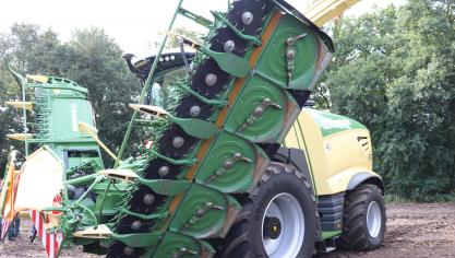 Aan de Krone-maïsbek wordt per rij een slagklepelunit gebouwd die mechanisch is aangedreven.