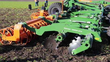 Deze getrokken Catros-compacte schijveneg van Amazone werkt 12 m breed. Door enkel de tweede rij schijven dieper of ondieper te laten werken, stuurt het werktuig zichzelf naar links of rechts. Dat is handig op golvende velden.