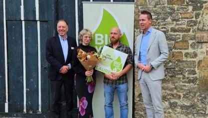 De BioVLAM 2015 werd uitgereikt door Filip Fontaine (links) van VLAM en Vlaams minister Jo Brouns (rechts) aan Maarten Gelders (tweede van rechts) en zijn partner Lien Coomans.