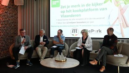 Het feest voor 25 jaar Belpork werd afgesloten met een debat met vanaf links Yvan Dejaegher, Gino Van Ossel,  Dirk Van Stappen, Ingrid Boom  en Gert Engelen.