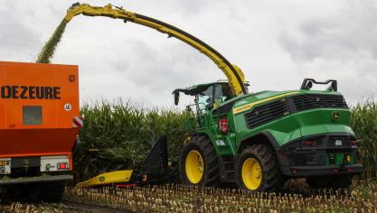 Het grootste nieuws bij het  persevenement in Nederland zat in  de presentatie van 2 nieuwe hakselaar-series. Hier de grootste, de F9.1000, in actie.