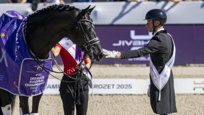 Een ontroerend moment tussen ruiter Justin Verboomen en topdressuurpaard Zonik Plus, net na de prijsuitreiking op het EK in Crozet (Frankrijk).