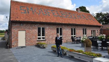 Jaak Vannevel op de binnenkoer van  zijn agrarisch museum, de Smoufelbeekhoeve.