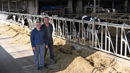 Hans en Sofie bouwden buiten de dorpskern, naast een grote varkenshouderij, een volledige nieuwe melkveehouderij.