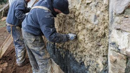 Een muur is gemene eigendom wanneer hij op de perceelsgrens staat, wanneer hij dient als scheiding tussen 2 erven of gebouwen en wanneer er geen akte of overeenkomst of uiterlijk teken is dat het tegendeel bewijst.