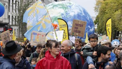Tijdens de nationale klimaatmars op 5 oktober in Brussel riepen de manifestanten de federale en regionale overheden op om te stoppen met het subsidiëren van vervuilende industriële activiteiten in België.