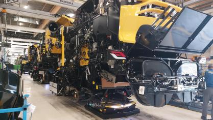 De in opbouw zijnde machines in de fabriek in Zedelgem hangen niet meer aan een ketting vast, maar staan op automatisch geleide voertuigen.