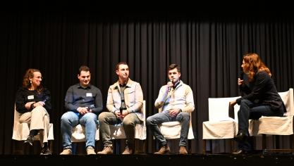 Het panel voor het rondetafelgesprek bestond uit 4 jonge melkveehouders, met vanaf links Karin Hoefkens, Quinte Jochems, Niels Achten, Phille Renders en presentatrice Ilse De Vis.