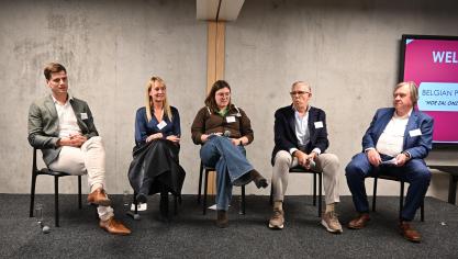 Moderator Johnny Vansevenant (helemaal rechts) praatte op de Belgian Pork Academy met 4 panelleden (vanaf links): Pieter-Jan Meerschman, Karen Pollet, Justine Arkens en Peter Goossens.