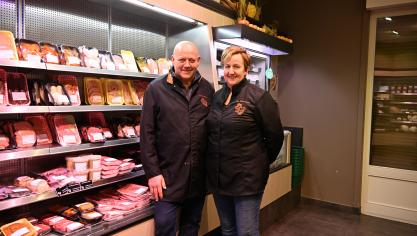 Rudy en Gerda bereiden voor de landbouwbeurs rundstoofvlees met vlees van eigen dieren.